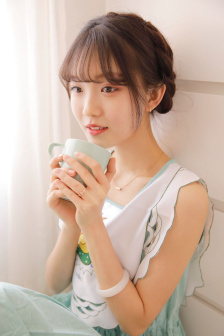 老头边吃奶边弄进去呻吟